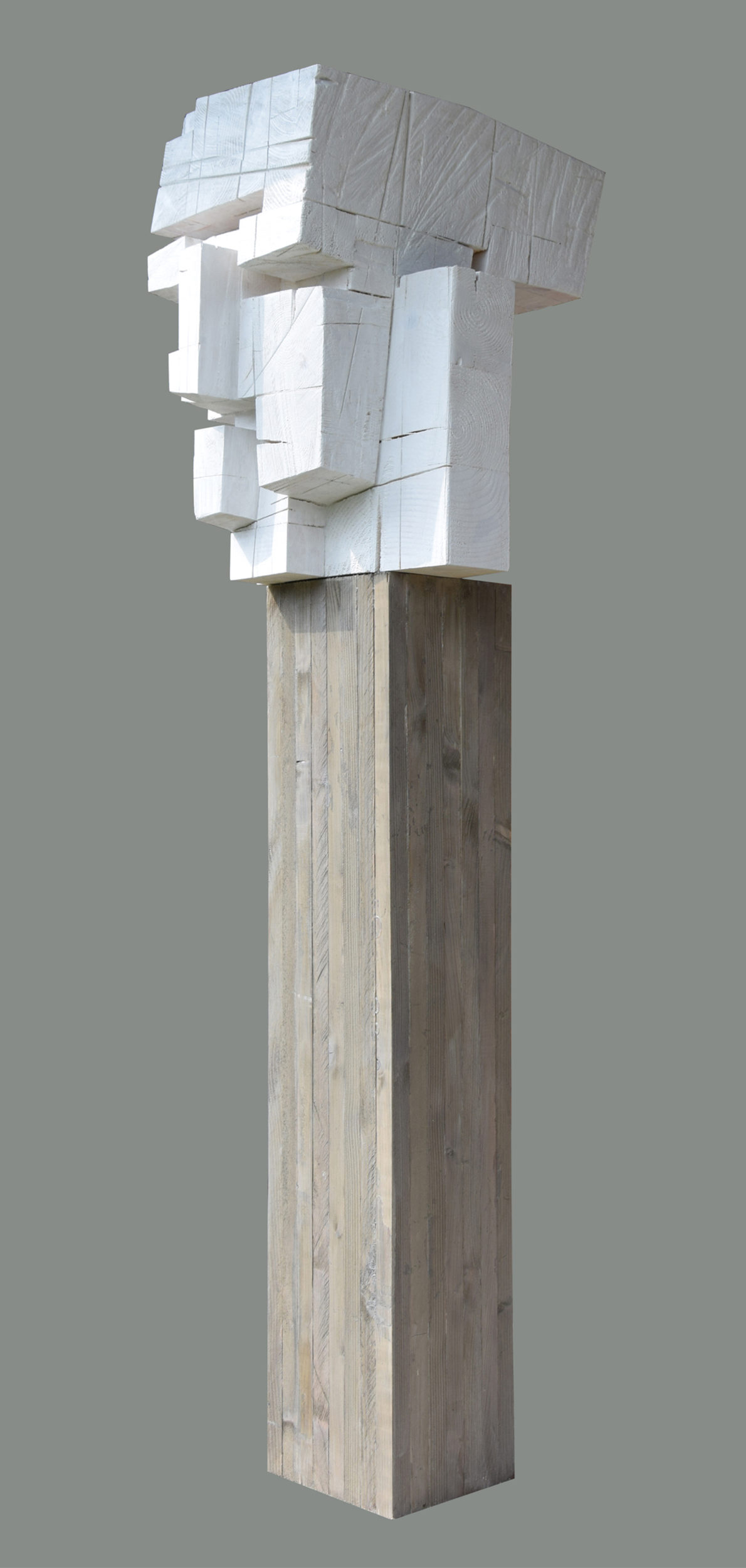 Głowa architekta z cyklu "Studium głowy", drewno klejone, patynowane, 170 x 45 x 50 cm