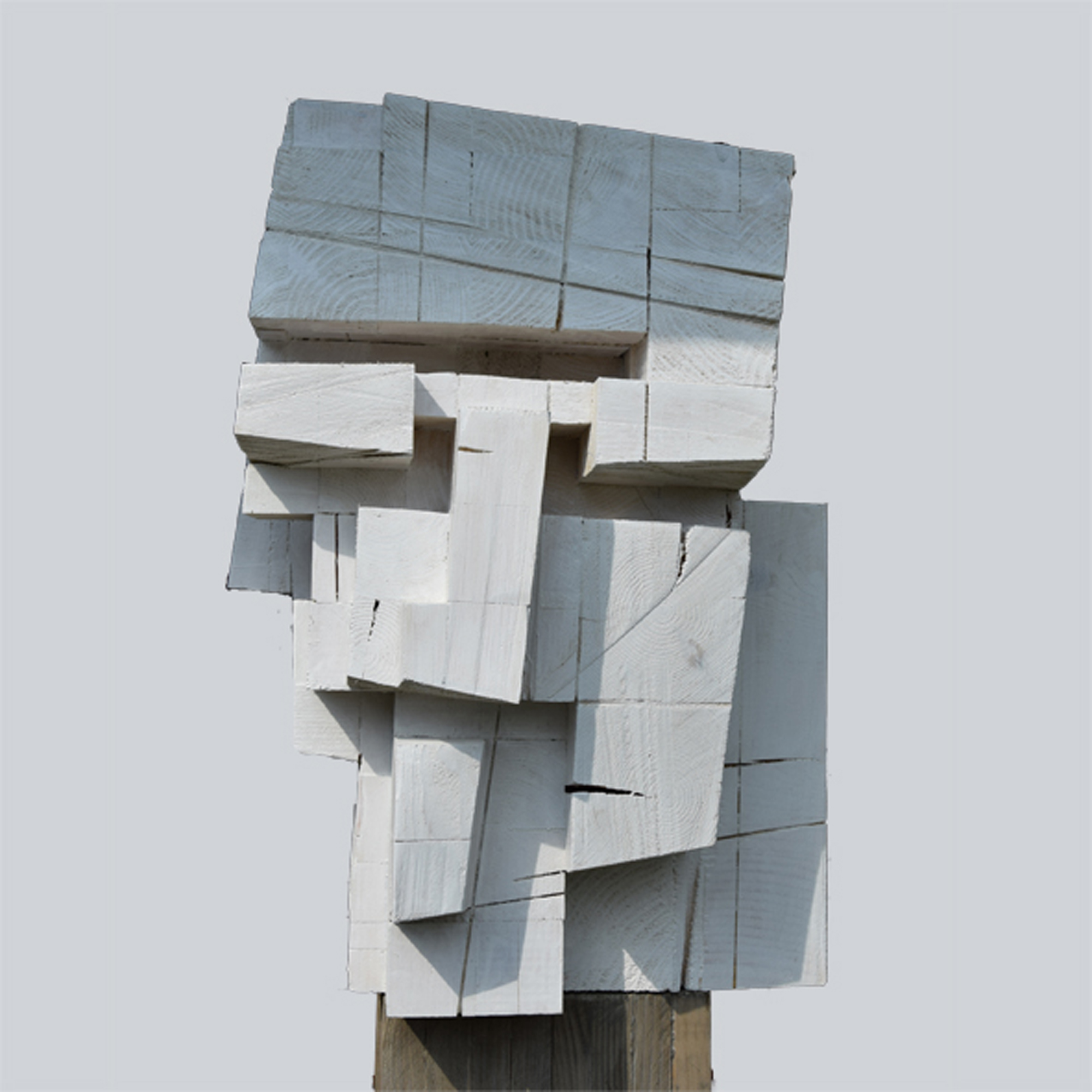 Głowa architekta z cyklu "Studium głowy", drewno klejone, patynowane, 170 x 45 x 50 cm
